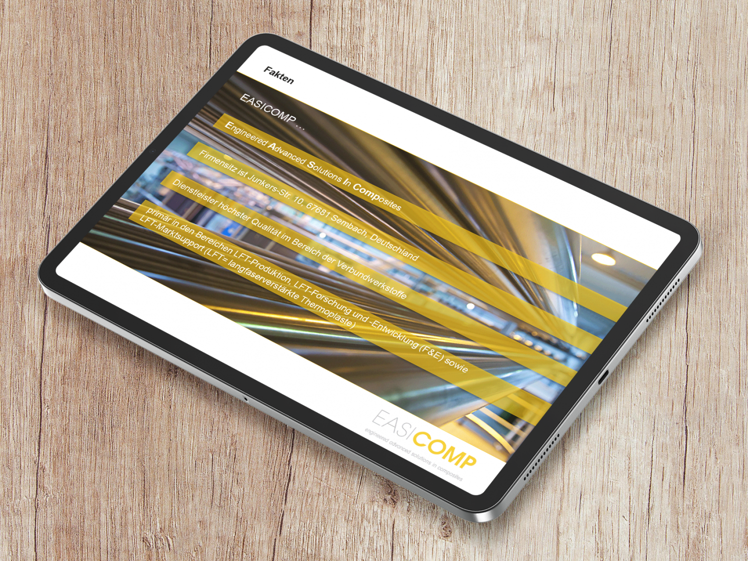 Tablet auf dem eine Seite aus einer Powerpoint-Präsentation von der EASICOMP GmbH zu sehen ist.