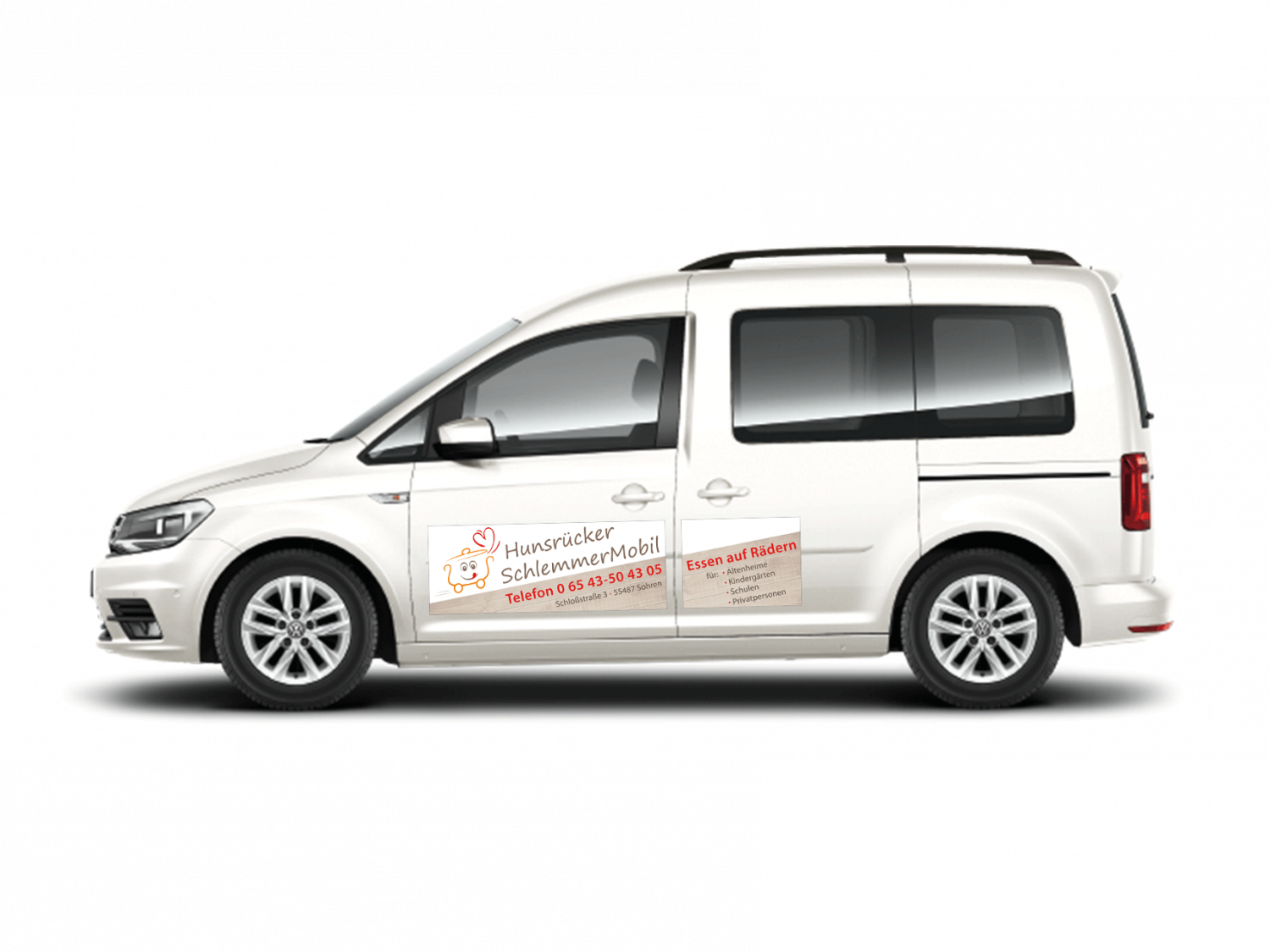 Weißer Caddy mit gestalteten Magnetfolien für die Bewerbung des Hunsrücker SchlemmerMobils. Zu sehen sind das Logo und die Kontaktdaten.
