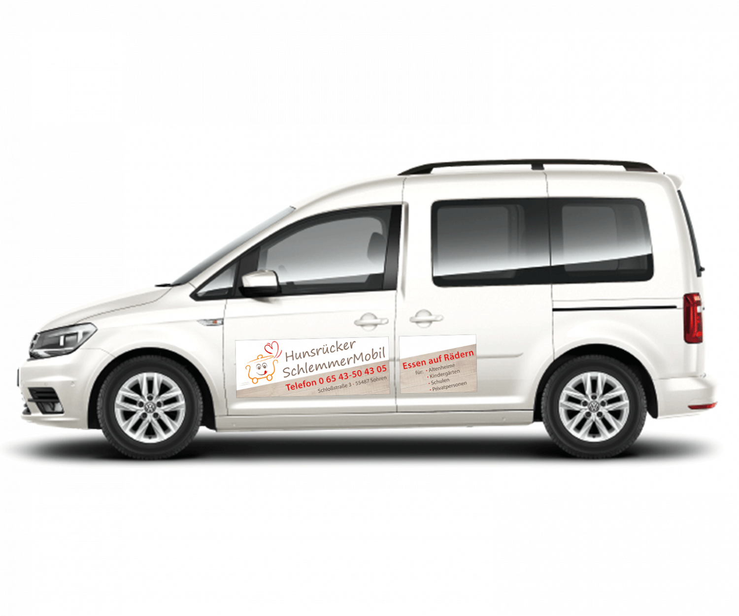 Weißer Caddy mit gestalteten Magnetfolien für die Bewerbung des Hunsrücker SchlemmerMobils. Zu sehen sind das Logo und die Kontaktdaten.