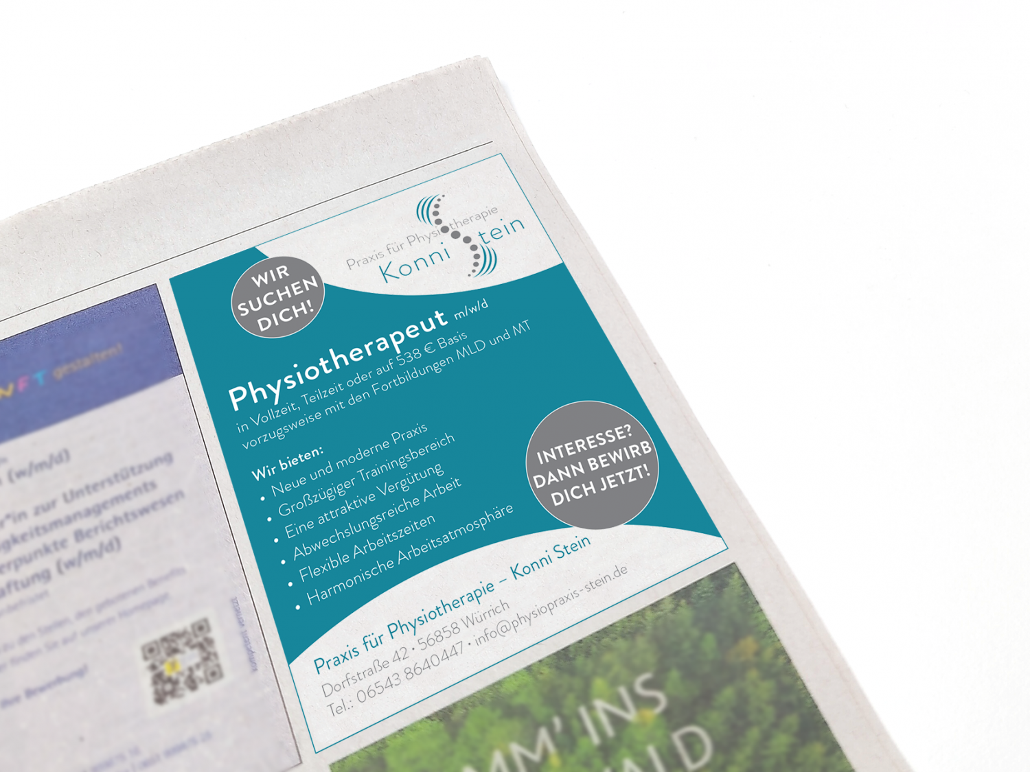 Aufgeschlagene Zeitung. Zu sehen ist die Stellenanzeige der Praxis für Physiotherapie Konni Stein.