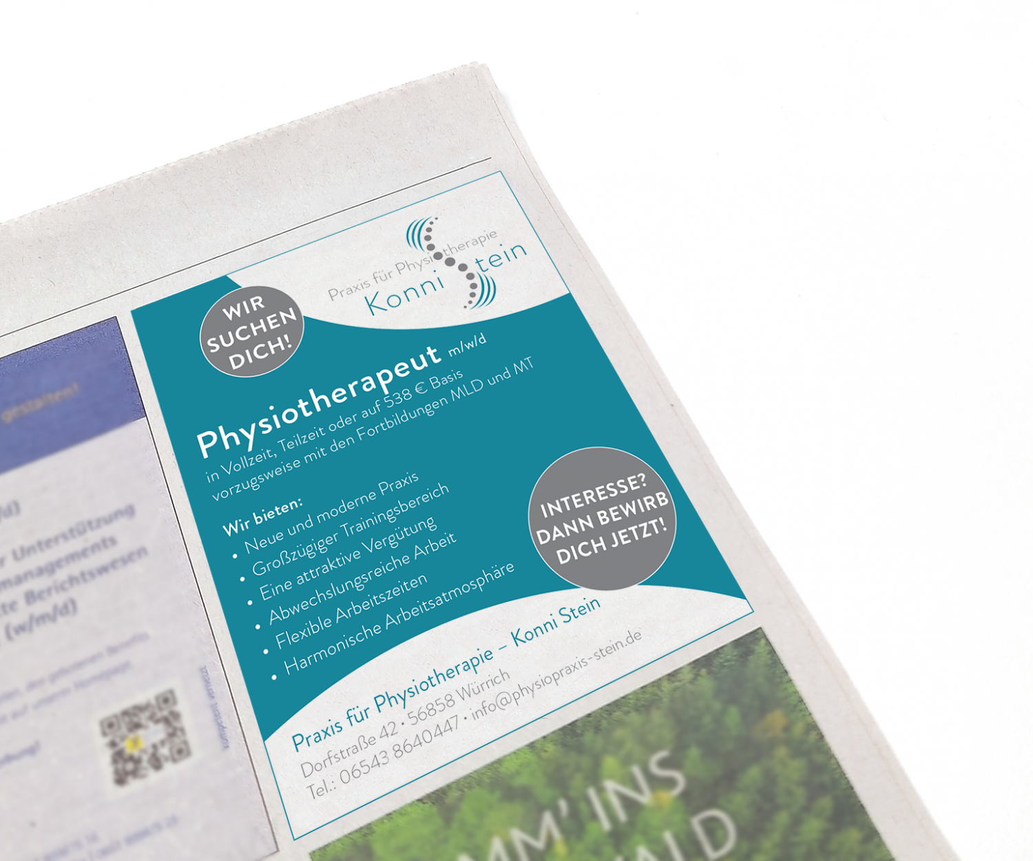Aufgeschlagene Zeitung. Zu sehen ist die Stellenanzeige der Praxis für Physiotherapie Konni Stein.