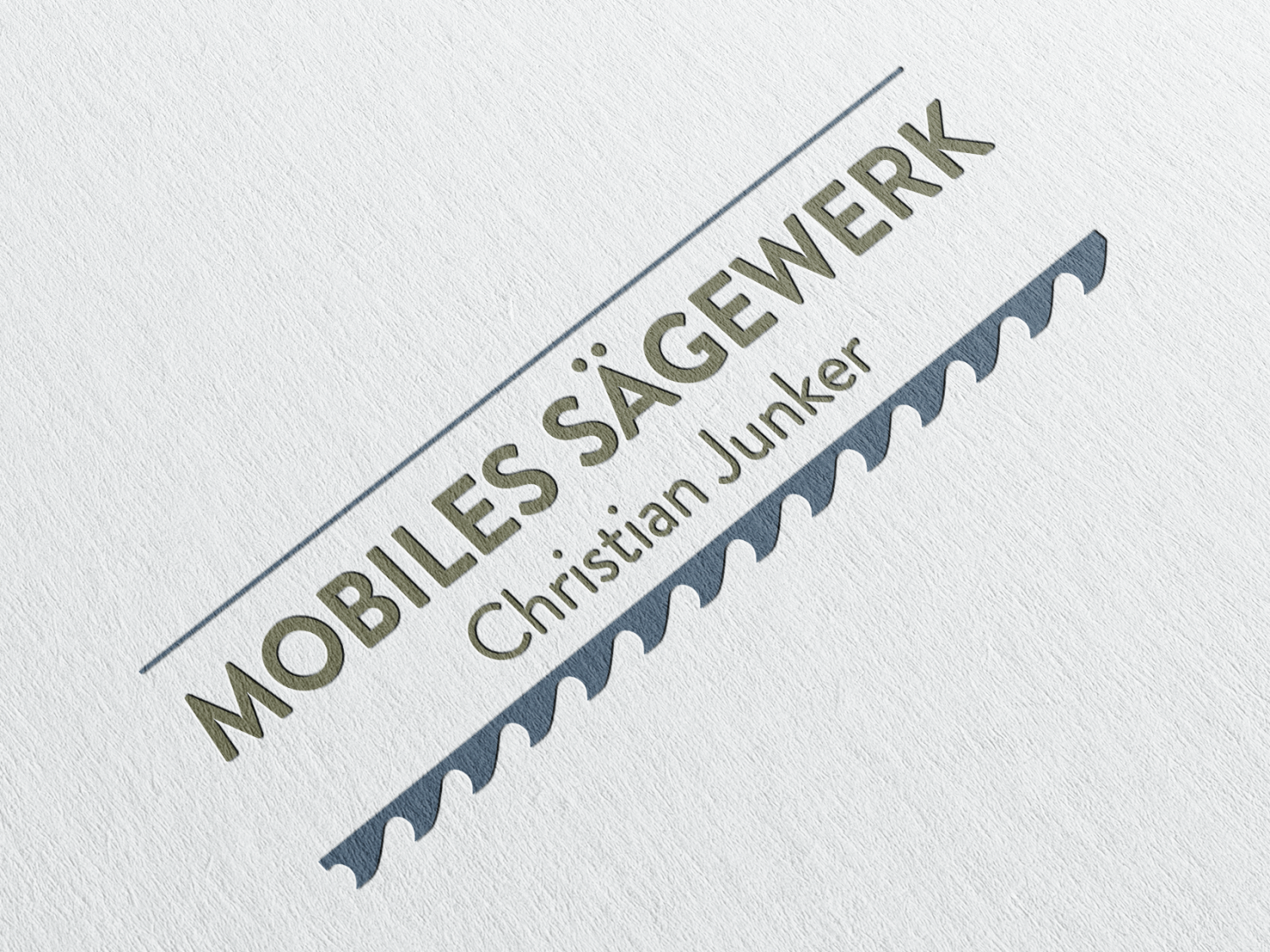 Das neu gestaltete Logo für das Mobile Sägewerk Christian Junker auf strukturiertem Papier.