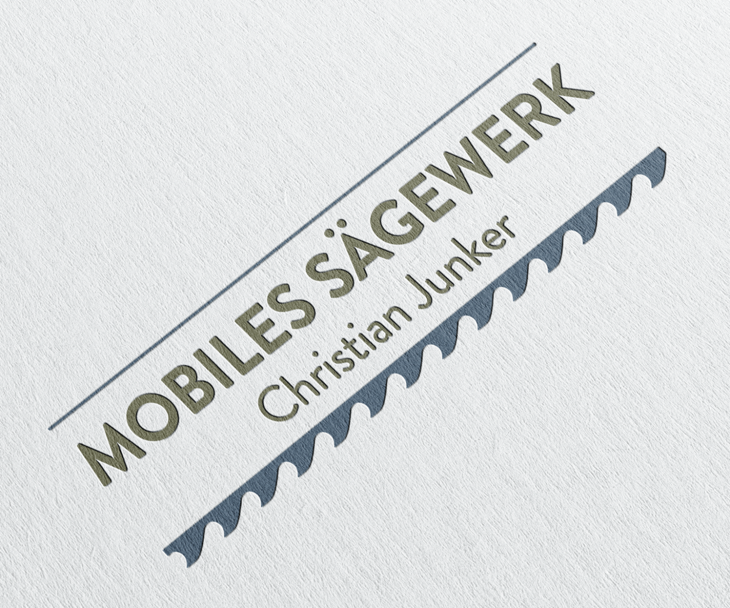 Das neu gestaltete Logo für das Mobile Sägewerk Christian Junker auf strukturiertem Papier.